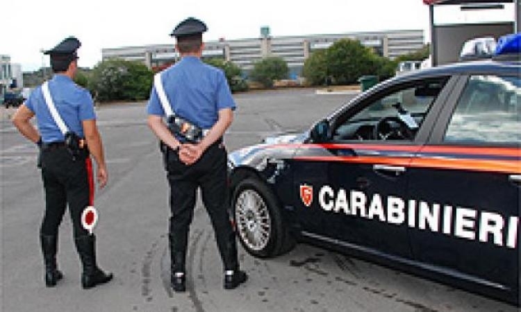 Non si ferma all’alt e travolge un carabiniere a bordo della sua moto: caccia all’uomo a Foggia
