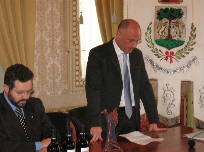 Offese alla consigliera Melini, il presidente del consiglio comunale Di Rella: ‘Disponibile alla perizia calligrafica’
