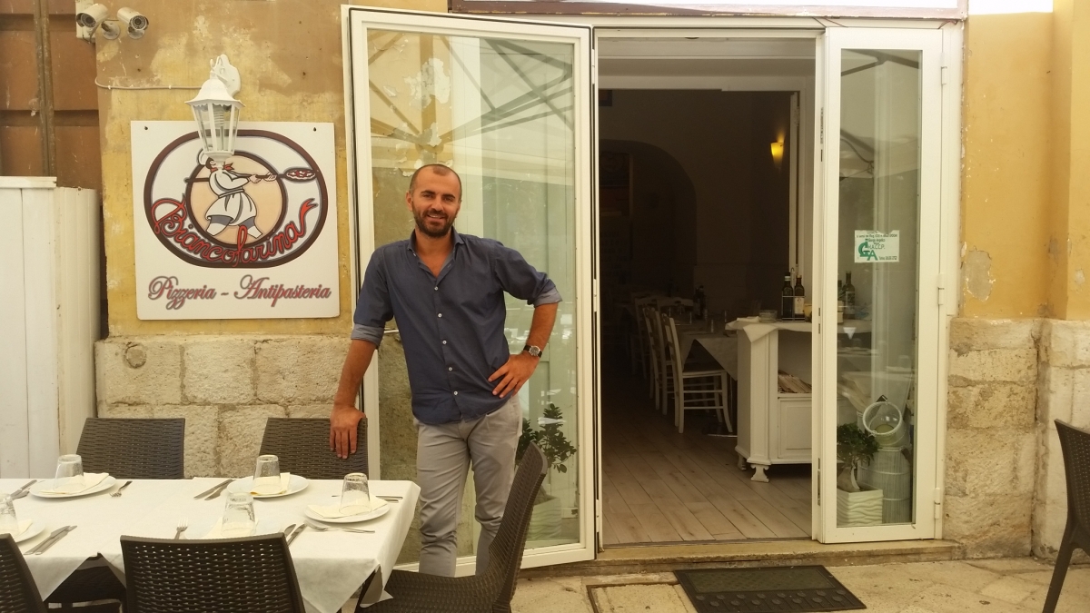 Storie di migranti: Eddy arrivato a Bari su un barcone, oggi imprenditore nel cuore della movida