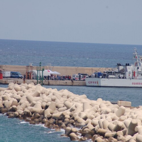 Oltre 200 migranti arrivati stamane al porto di Bari, avviata la macchina dei soccorsi e dell’assistenza (FOTOGALLERY)