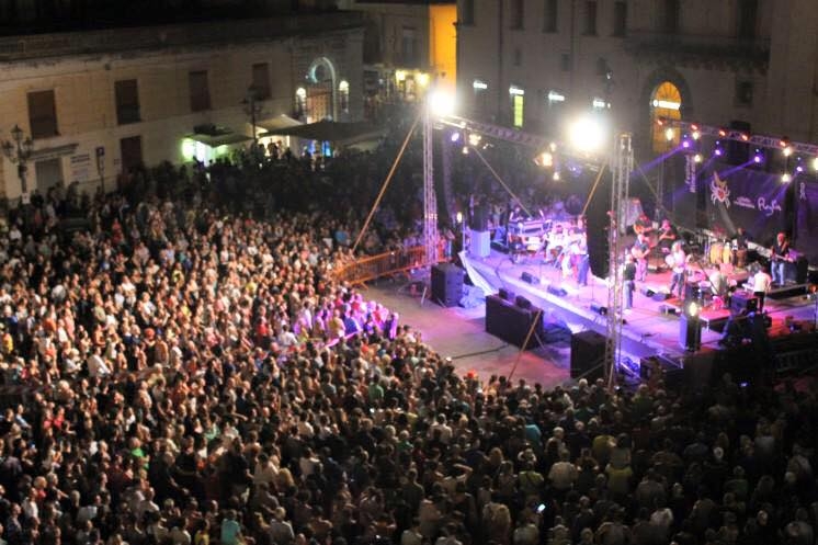 Oltre 200.000 a Melpignano per #lanottedellataranta, Liga non entusiasma la piazza (FOTOGALLERY)