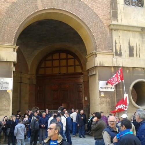 Operaio Taranto Isolaverde tenta suicidio, i colleghi: ‘Intanto i politici ipocriti festeggiano il 2 giugno’