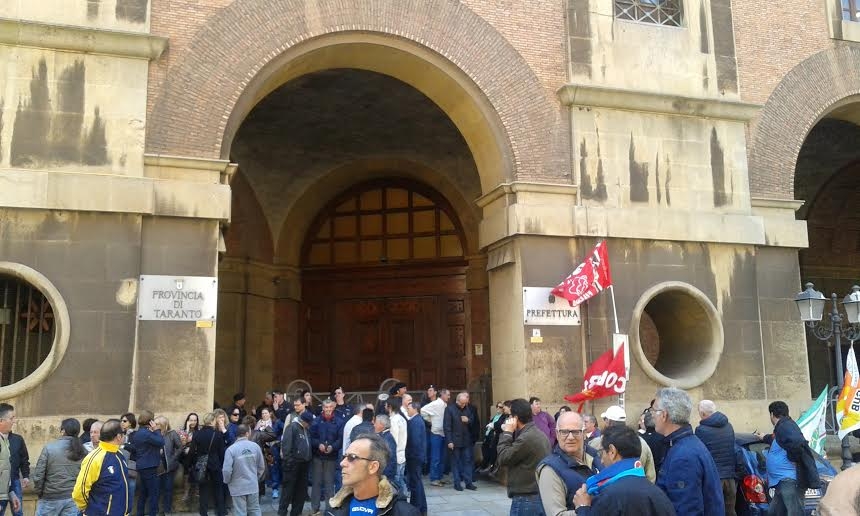 Operaio Taranto Isolaverde tenta suicidio, i colleghi: ‘Intanto i politici ipocriti festeggiano il 2 giugno’
