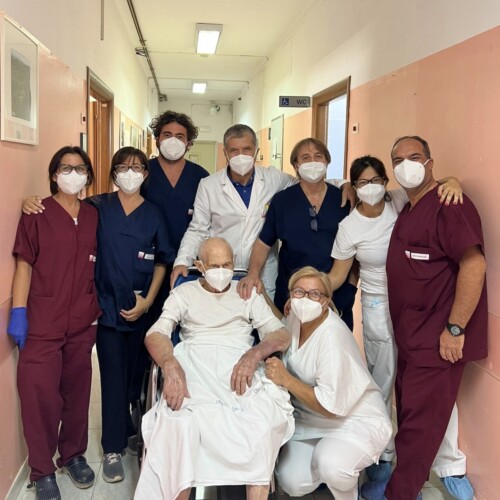 Operato d’urgenza a 107 anni ed è già a casa: eccezionale intervento nella Chirurgia di Molfetta