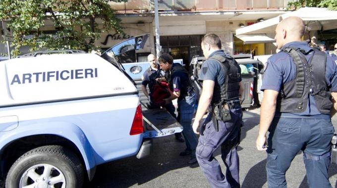 Ordona: bomba intimidatoria destinata ad un commerciante finisce in strada, panico tra i passanti