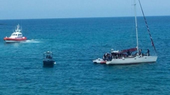 Otranto, 53 migranti fermati su una barca a vela: c’è anche una neonata