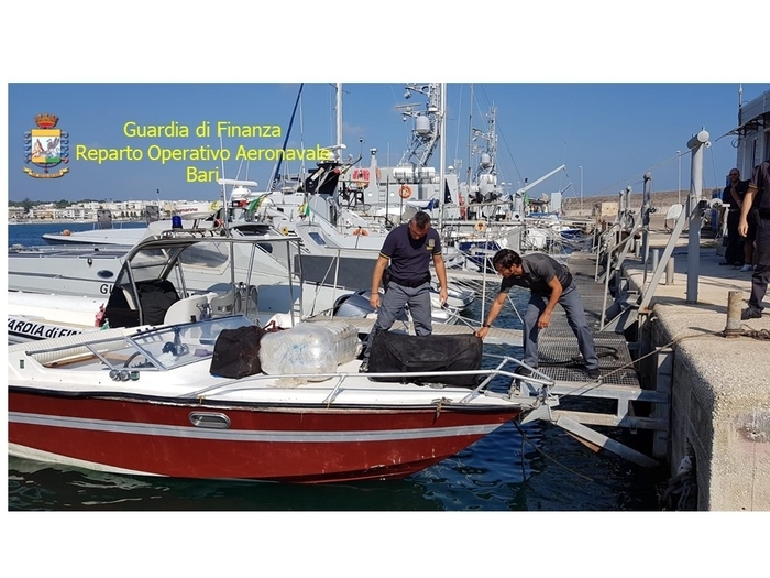 Otranto, maxi sequestro di marijuana in mare: arrestati due scafisti