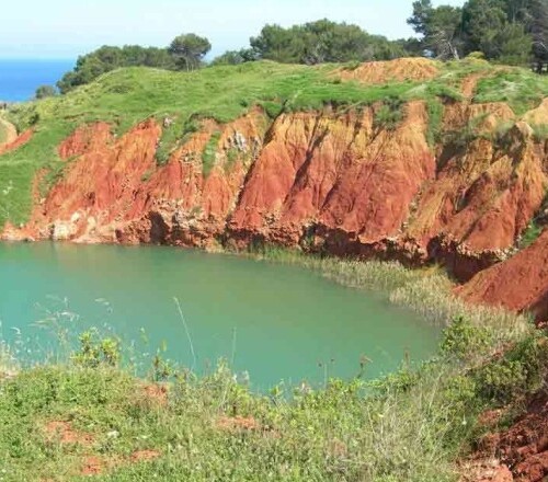 Otranto, si sporge da una cava di bauxite e precipita nel lago: ferito turista 32enne