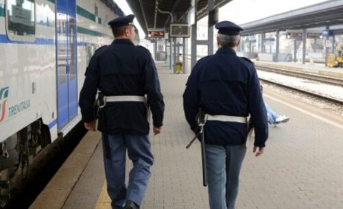 Palpeggia e minaccia studentessa sul treno Bari-Barletta: arrestato