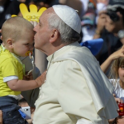 Papa Francesco appoggia l’allattamento in pubblico: ‘Poppata anche nella Cappella Sistina’