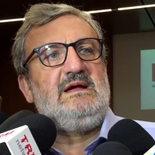 Pd, Michele Emiliano: ‘Per Renzi il mondo finisce a Roma, io sono l’alternativa’