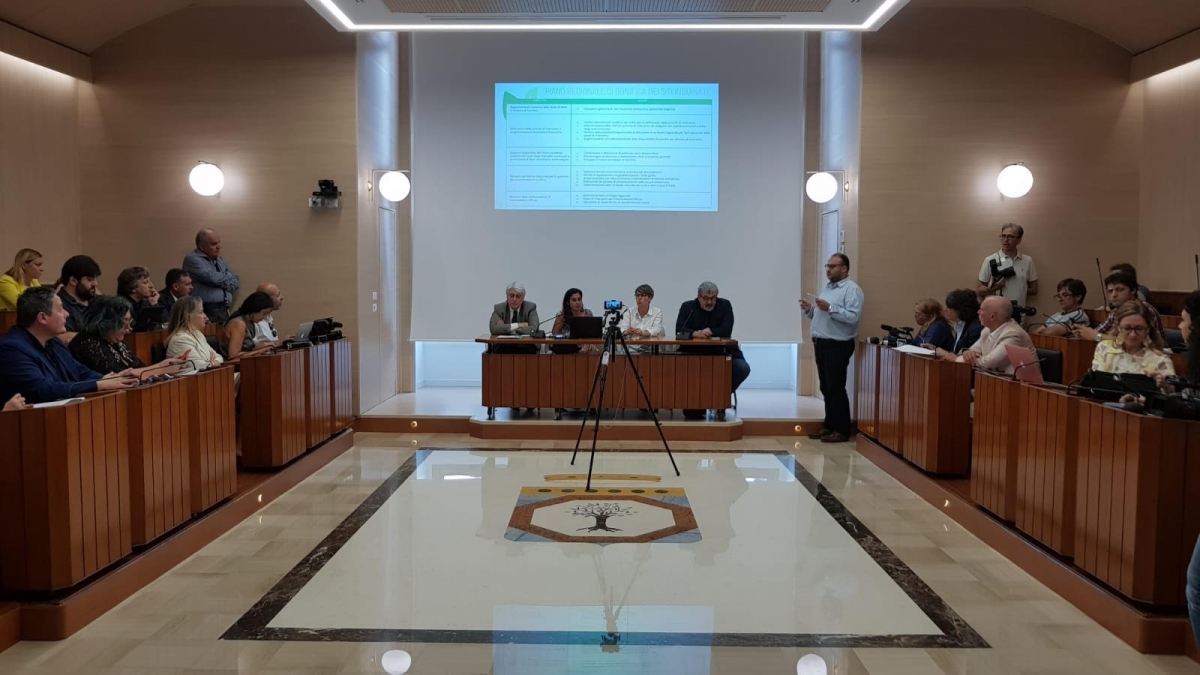 Piano rifiuti, la Regione punta sulla partecipazione: tavoli tematici per ridurre gli sprechi e aumentare la differenziata