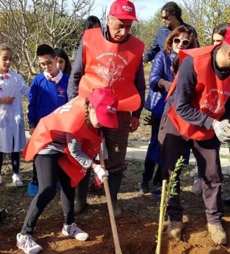 ‘Piantiamo il futuro’, gli anziani pugliesi donano mille alberi per l’ambiente