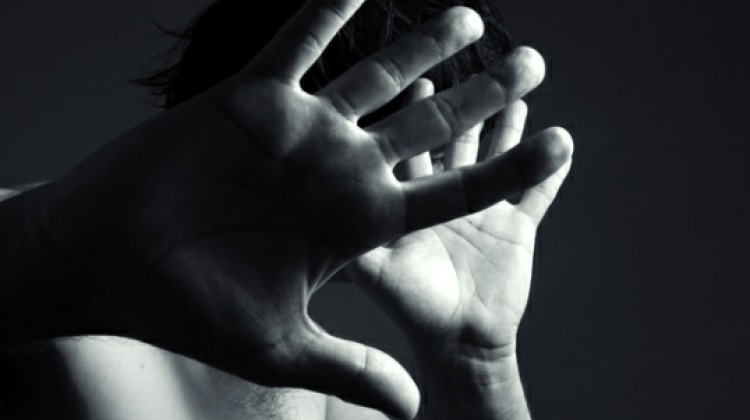 Picchia la moglie, lei chiede aiuto ad una parente su Facebook: arrestato 34enne in Salento