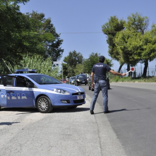 Picchiano selvaggiamente due coetanei con mazze da baseball: in manette quattro giovani
