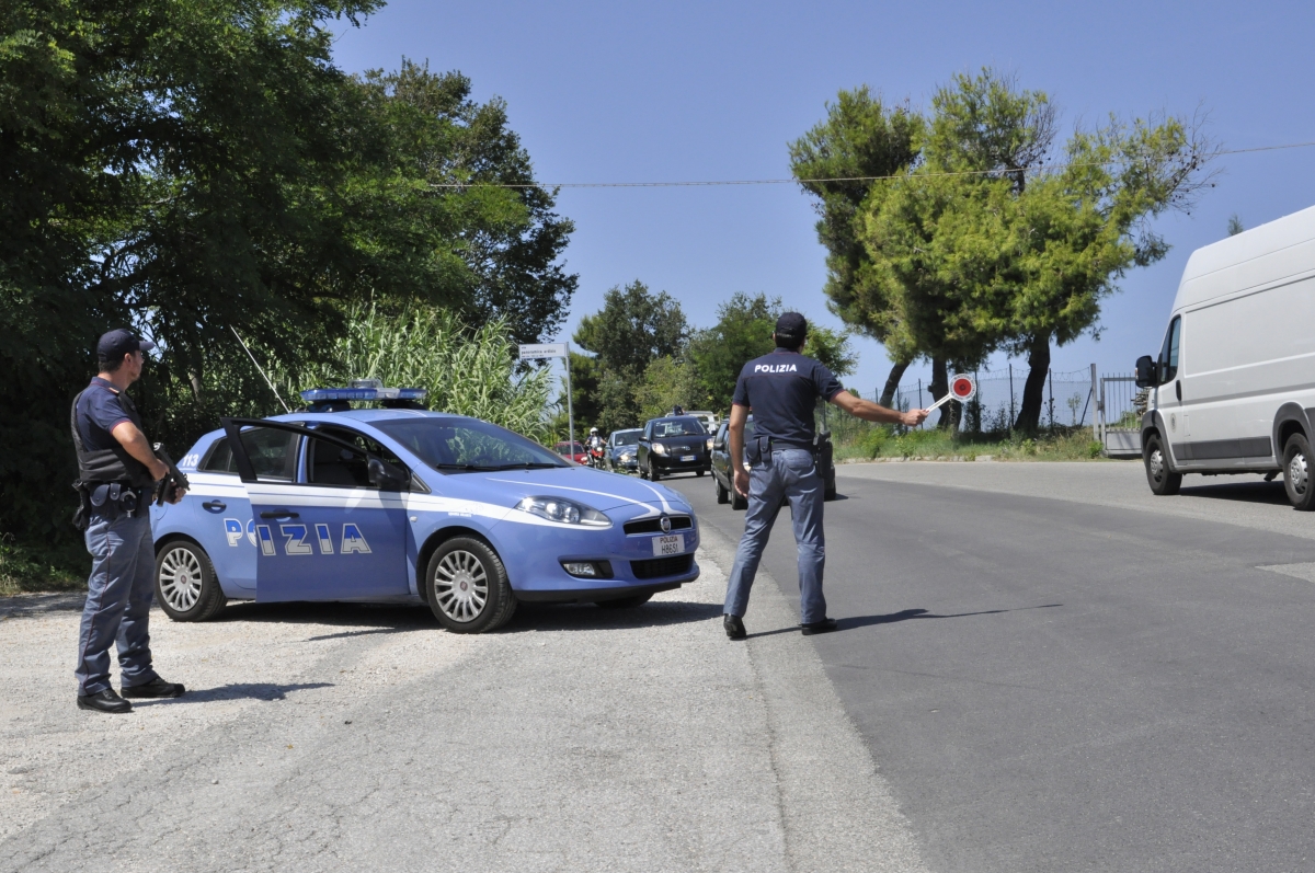 Picchiano selvaggiamente due coetanei con mazze da baseball: in manette quattro giovani