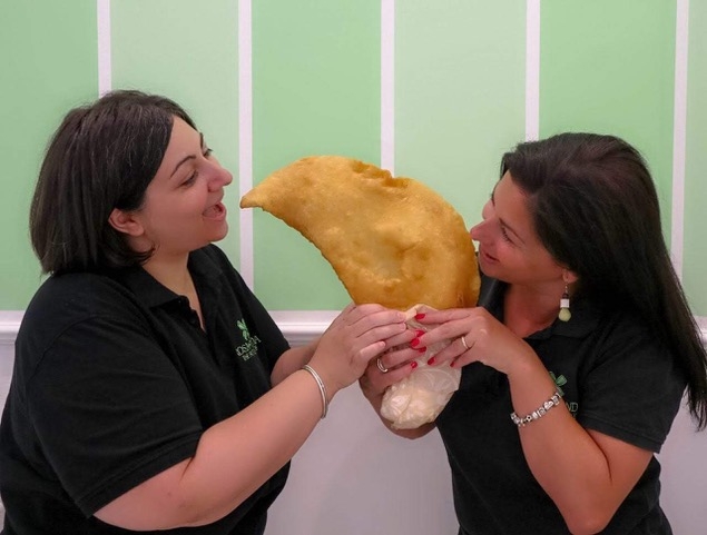 Pizze vegetariane e panzerotto gigante: ecco Rosa&Wanda, il ristorante che ‘sfida’ la società ‘meat dipendent’