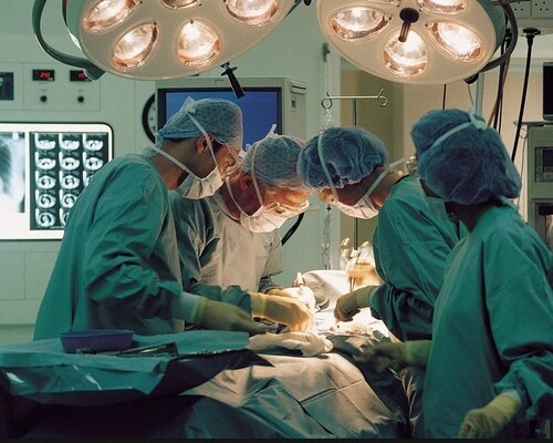 Policlinico di Bari, quattro pazienti infettati dopo un’operazione alla cataratta: chiusa la sala operatoria