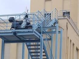 Policlinico di Bari: scooter parcheggiato al terzo livello di una scala antincendio