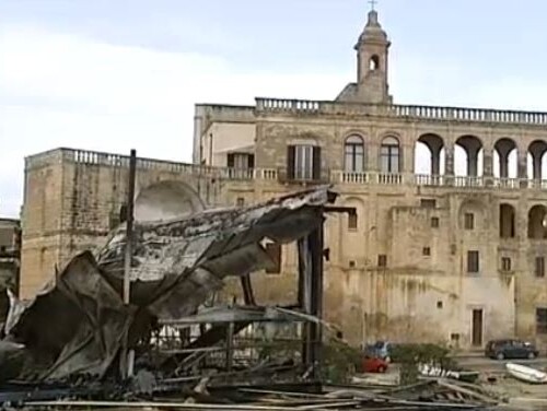 Polignano, un incendio distrugge l’osteria ‘Il Porticciolo’