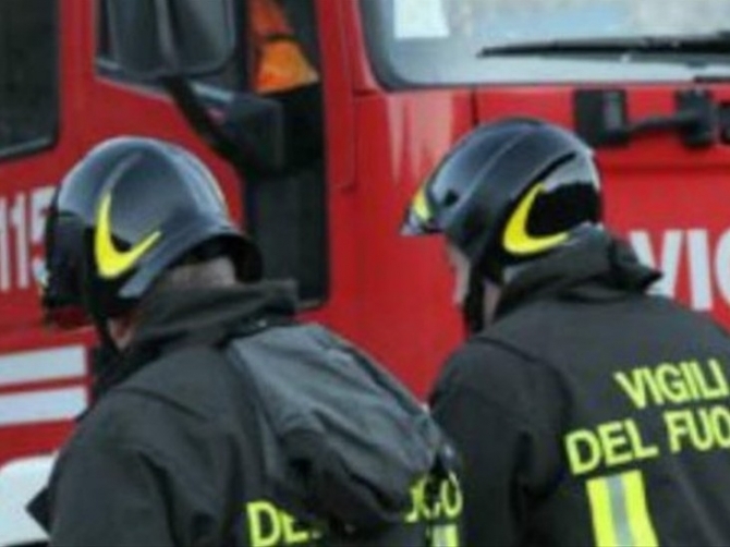 Potenza, in fiamme autobus carico di studenti: nessun ferito