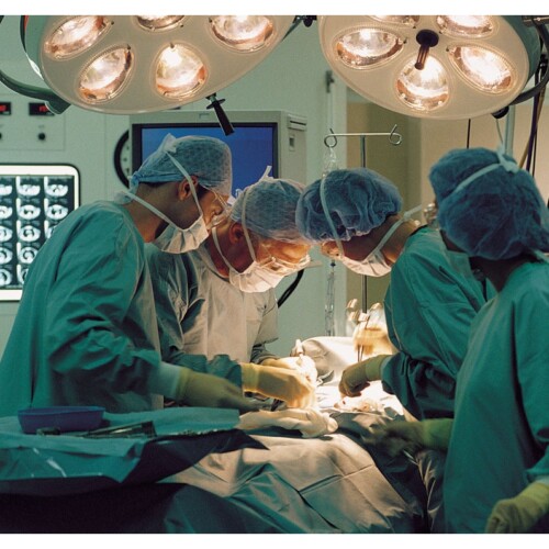 Protesi anca e ginocchio: medico pugliese effettua il primo intervento simultaneo di tre impianti