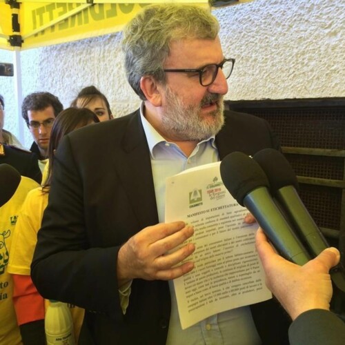Protesta produttori latte, il governatore Emiliano firma il ‘Manifesto per etichettatura’