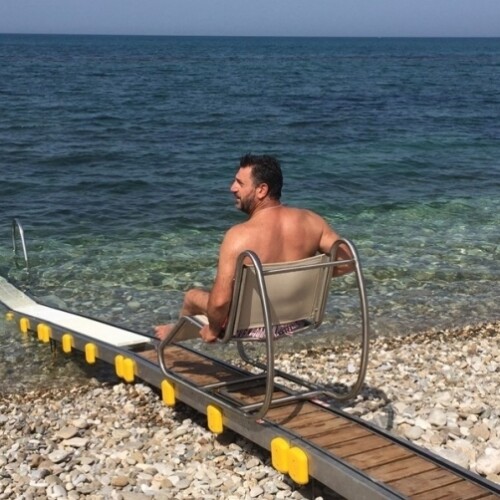 Puglia, approvata la legge sulle spiagge accessibili per i disabili: ‘Sedie speciali e posti riservati’