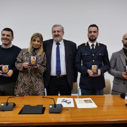 Puglia, Emiliano incontra i cittadini premiati da Mattarella e premia un poliziotto distintosi in servizio