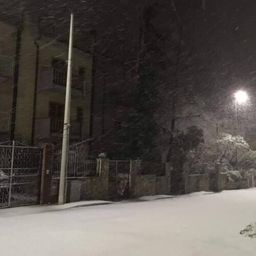 Puglia, primi fiocchi di neve: imbiancati i paesi sul Subappennino Dauno