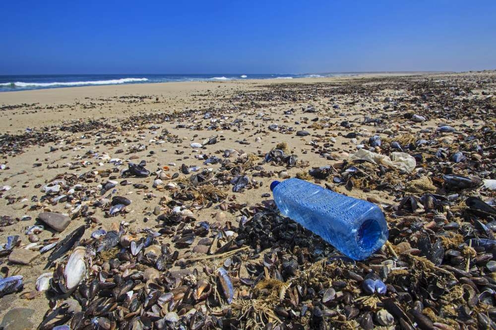 Puglia, stop all’utilizzo di plastica in spiaggia. Piemontese: ‘Siamo la prima regione in Italia a difendere l’ambiente marino’