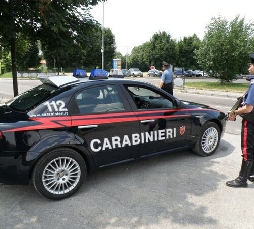 Rapinano una tabaccheria e fuggono con mille euro, carabinieri ricercano due banditi in Salento