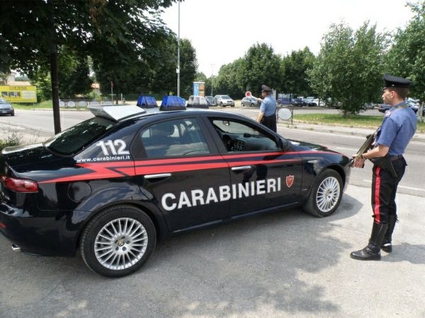 Rapinano una tabaccheria e fuggono con mille euro, carabinieri ricercano due banditi in Salento