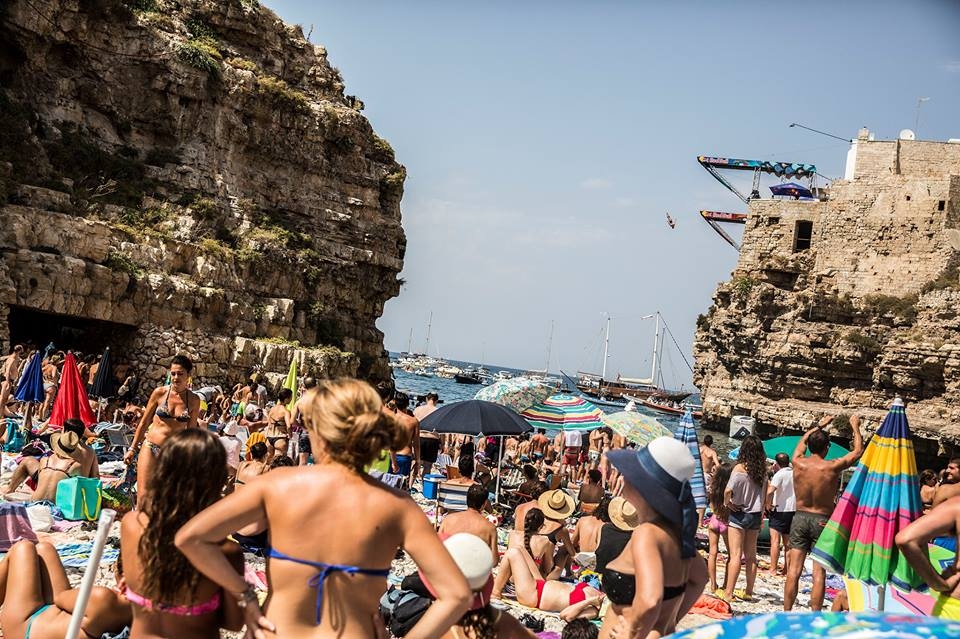 Red Bull Cliff Diving, la finalissima a Polignano: i migliori atleti del mondo si tufferanno dalla scogliera più famosa dell’Adriatico