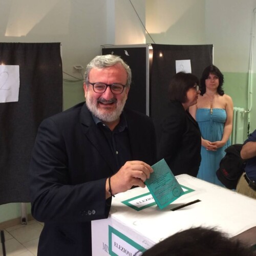 #regionali2015 Prime proiezioni: @Emiliano 44,5% @Laricchia 20% @Schittulli 17% @Poli 14%