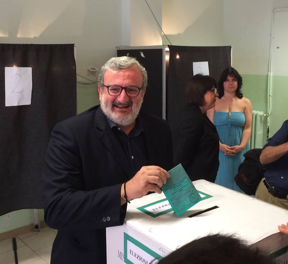#regionali2015 Prime proiezioni: @Emiliano 44,5% @Laricchia 20% @Schittulli 17% @Poli 14%