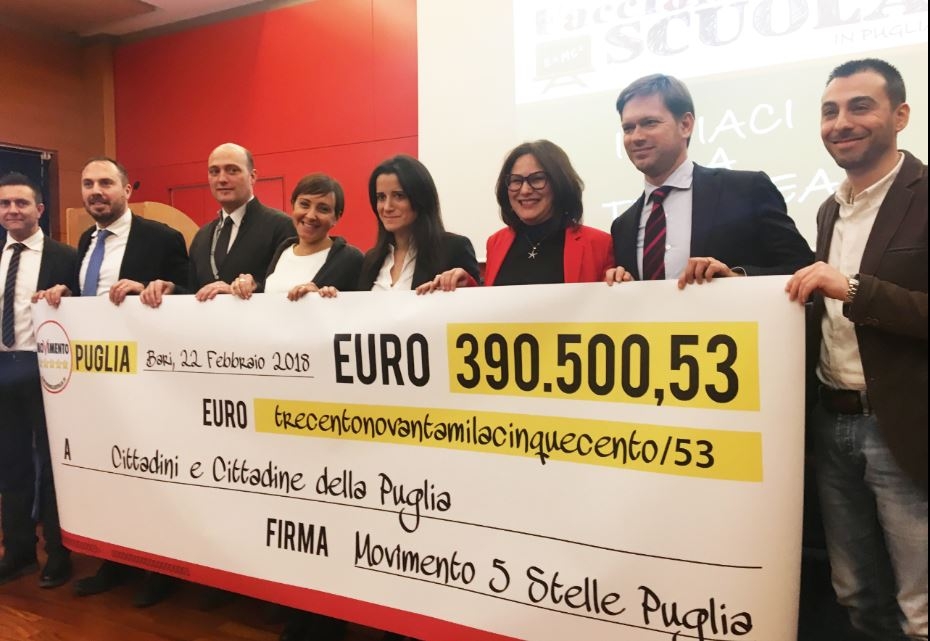 ‘Restitution Day, M5S consegna ai pugliesi nuovo maxi assegno da 390mila euro