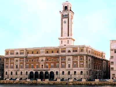Ricerca sul cancro, la torre del Palazzo della Città metropolitana di Bari si illumina di rosa