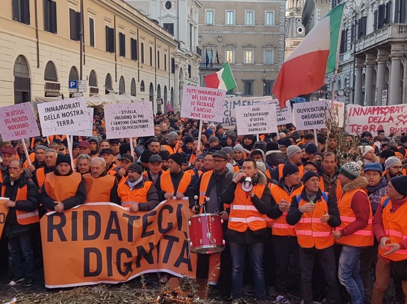 ‘Ridateci la dignità’: i Gilet Arancioni a Roma per protestare contro il governo