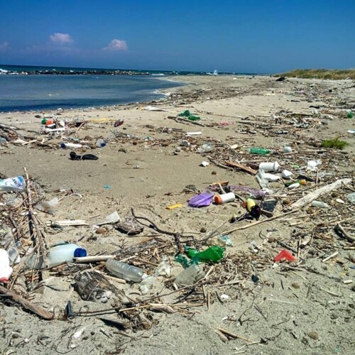 Rifiuti sulla spiaggia ‘Le Cesine’, Michele Emiliano annuncia una giornata di pulizia straordinaria