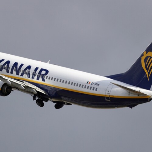 Ritardo di tre ore, Ryanair dovrà pagare i danni morali ad un cliente brindisno