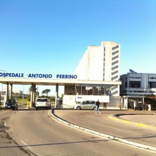 Ruba mascherine, guanti e disinfettanti dall’ospedale Perrino: arrestato dipendente della Asl