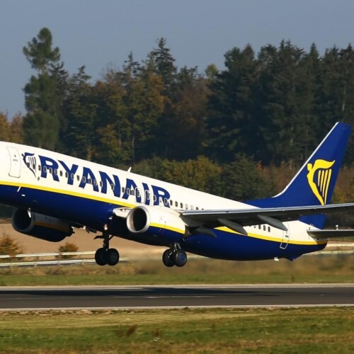 Ryanair, il collegamento Bari-Madrid non è ancora attivo, protestano gli utenti. La compagnia: ‘Partirà ad ottobre’