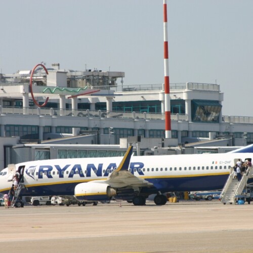 Ryanair lancia due nuovi voli per Milano da Bari e Brindisi: collegamenti sei volte a settimana