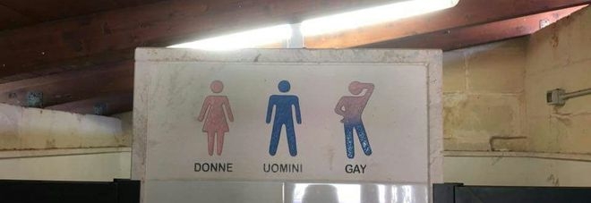 Salento, bagno per ‘uomini, donne e gay’: polemica sul cartello in un b&b di Cavallino