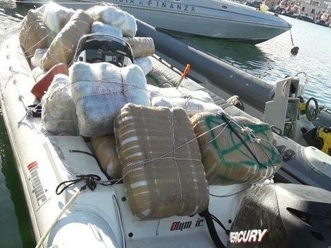 Salento, bloccata imbarcazione con a bordo 760 chili di marijuana: tre arresti