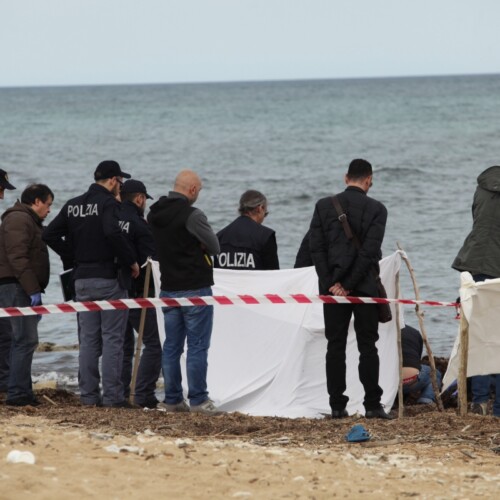 Salento: cadavere di una donna trovato tra le spiagge di Frigole e Torre Chianca