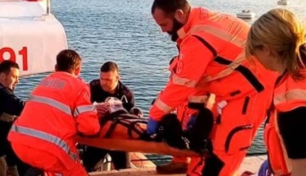 Salento, cade sugli scogli mentre fa il bagno: 30enne muore in spiaggia