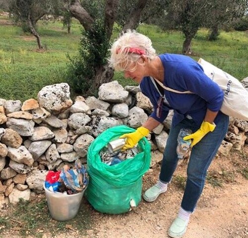 Salento, Helen Mirren raccoglie rifiuti in strada: ‘Un gesto semplice che fa la differenza’