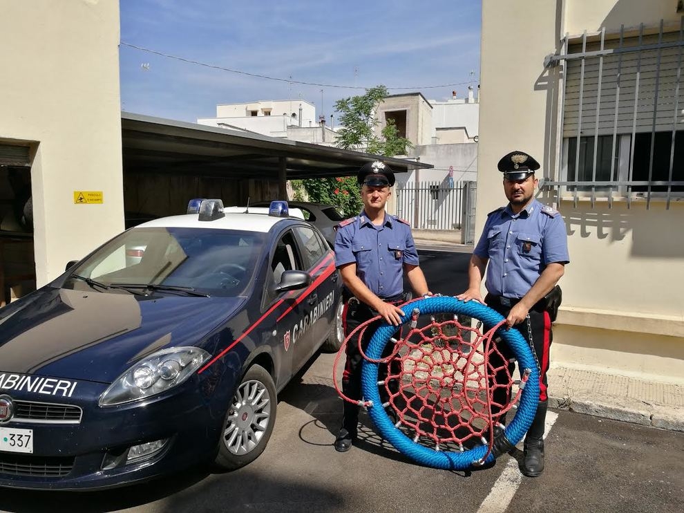 Salento, ruba una giostrina per disabili: denunciata una 34enne